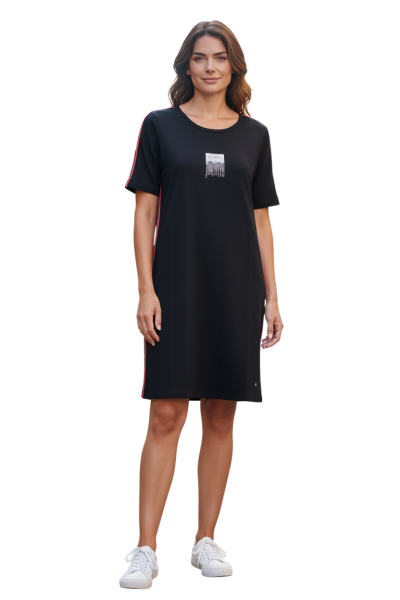 Gio Milano, Kleid Schwarz mit Strassdetails und roten Galonstreifen